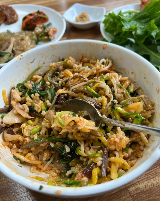 보리밥에 각종 나물을 넣어 만든 비빔밥