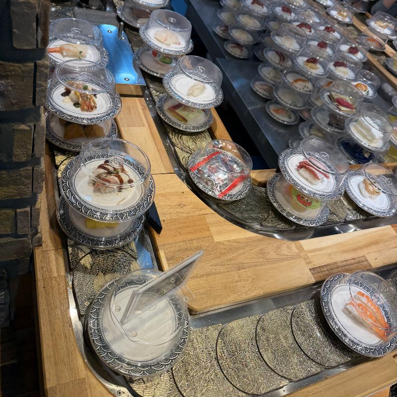 다양한 종류의 초밥이 레일 위를 가득 채우고 있는 모습