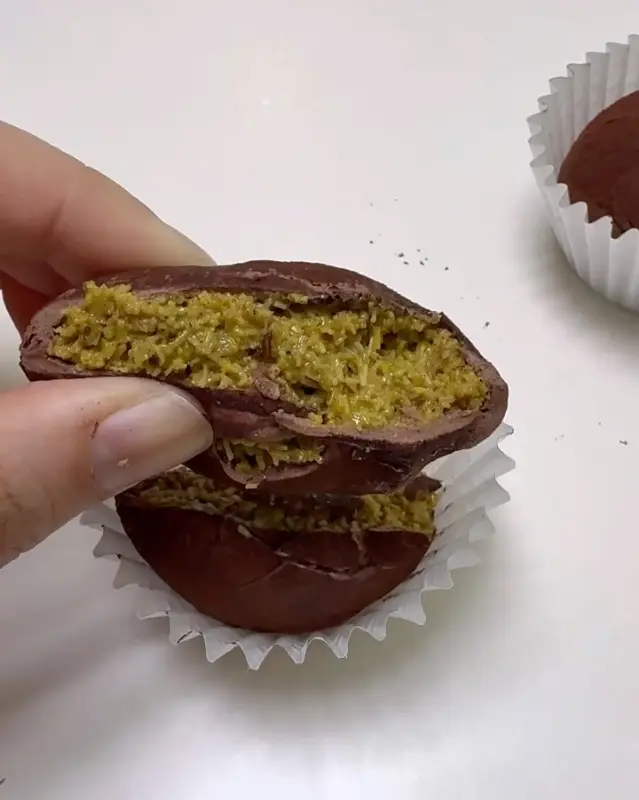 카다이프와 피스타치오가 가득 찬 두바이 쫀떡 쿠키 단면