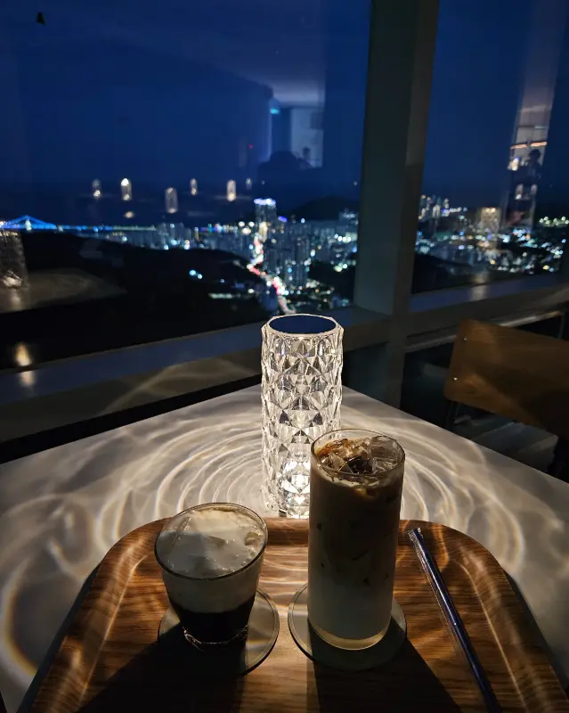 음료와 테이블 조명