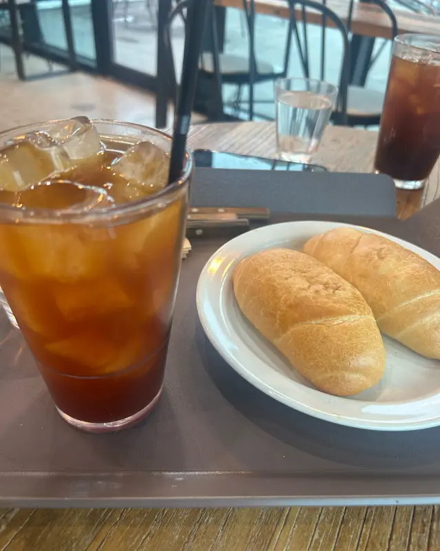 아이스 아메리카노와 소금빵