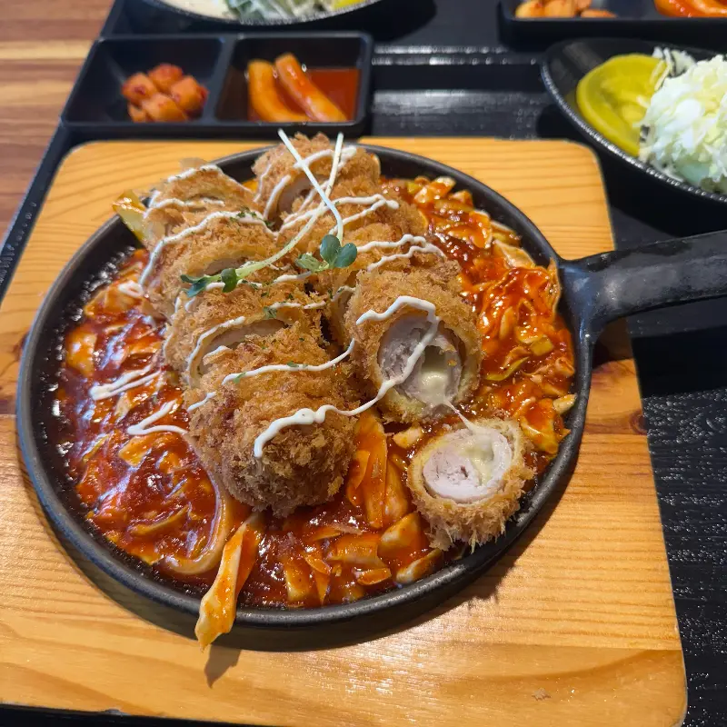 매콤 치즈 롤까스의 단면