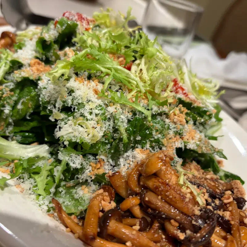 신선한 야채와 버섯이 조화로운 샐러드