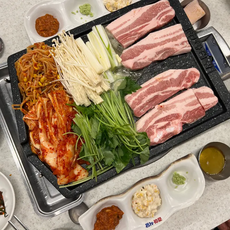 다양한 곁들임 메뉴와 삼겹살