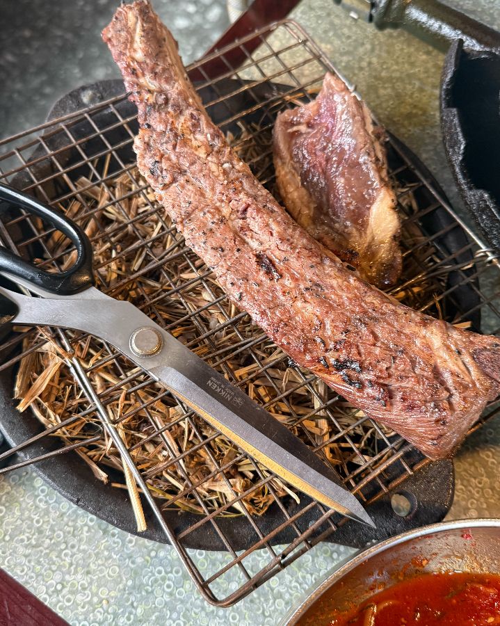 짚불에 초벌되는 우대갈비