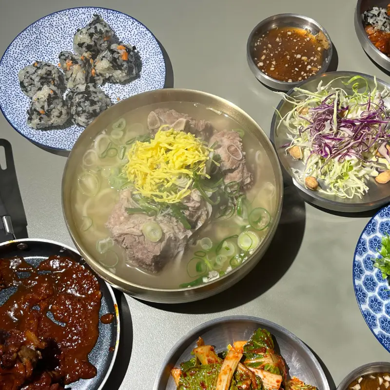 푸짐하게 차려진 뼈국수와 뼈구이 한 상