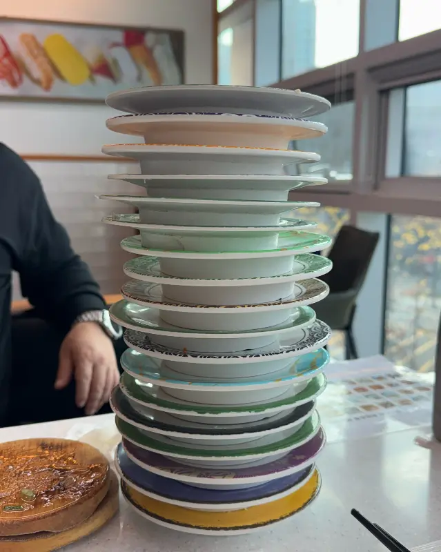 수북이 쌓인 빈 접시