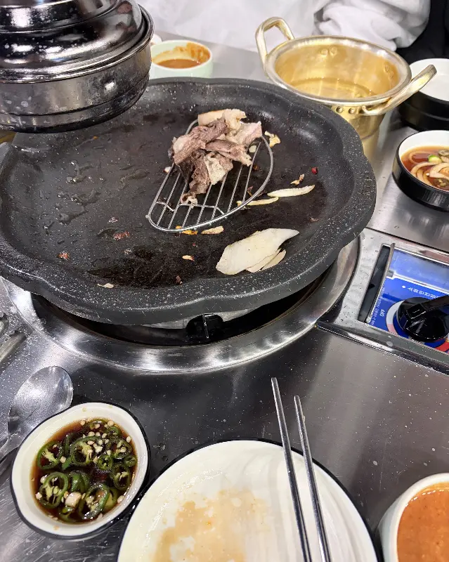 불판 위에 남은 막창과 곁들임 채소들