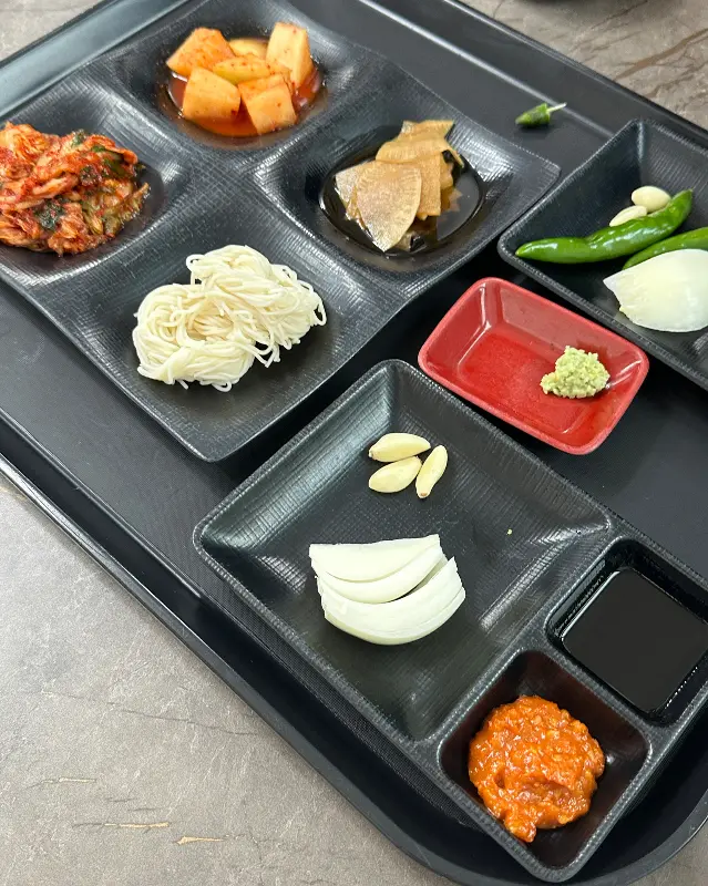 푸짐하게 차려진 밑반찬 한 상