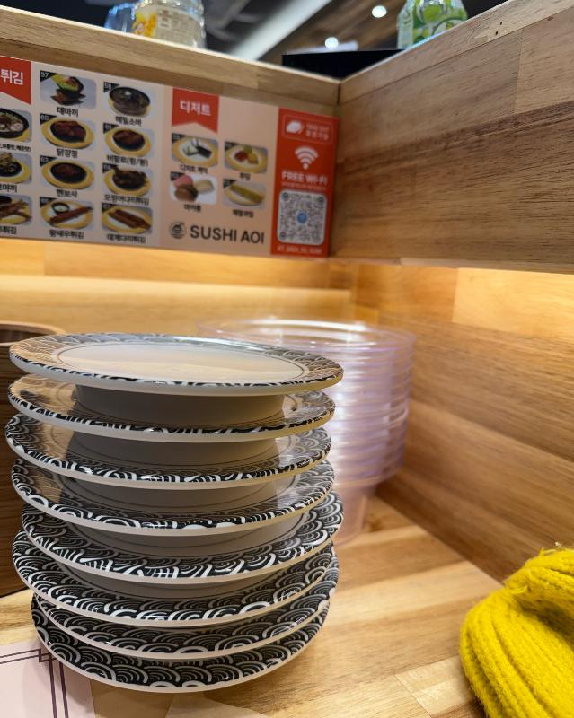 메뉴 사진과 와이파이 안내가 담긴 안내판