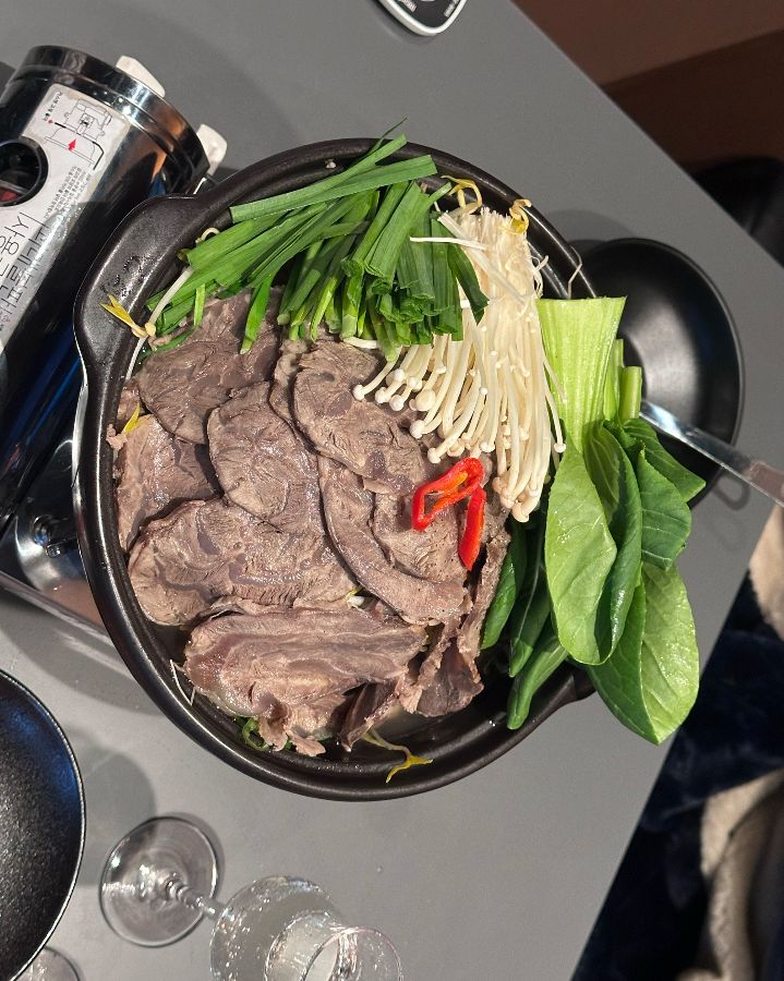 신선한 채소와 아롱사태가 가득한 전골