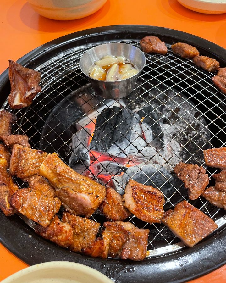 숯불 위에서 맛있게 익어가는 갈비