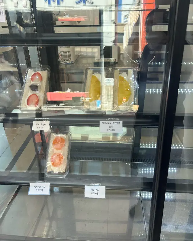 쇼케이스 가득 찬 산도