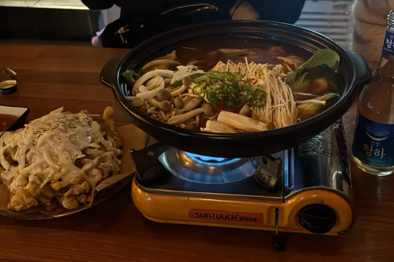 차돌 된장 전골과 크리미 어니언 순살 닭튀김