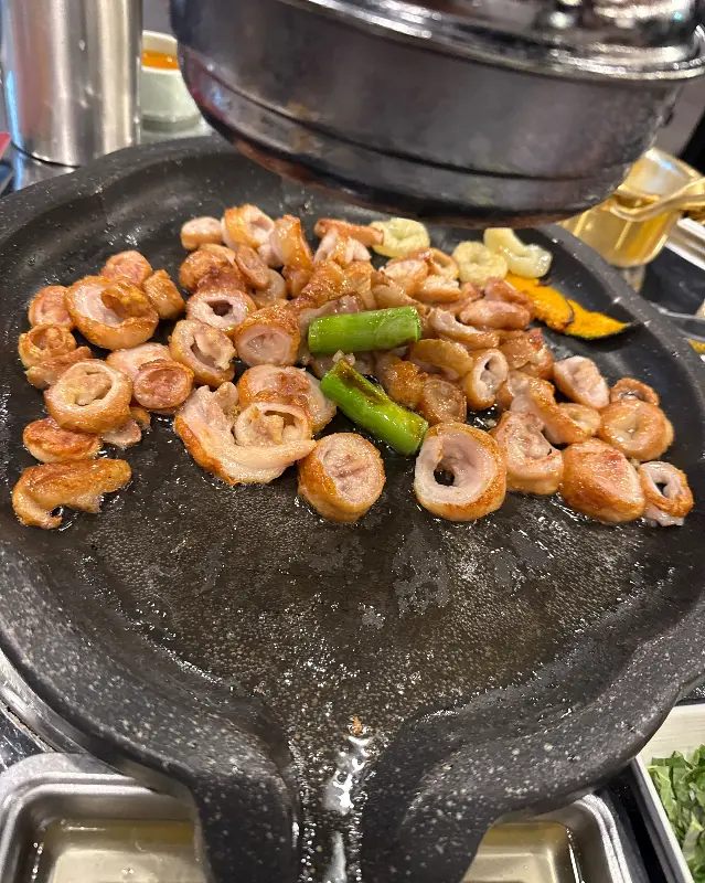 깔끔하고 세련된 매장 내부