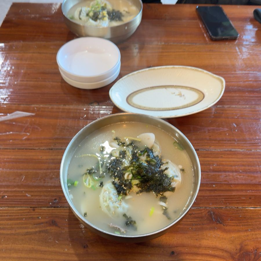 테이블 위에 놓인 떡만두국 두 그릇