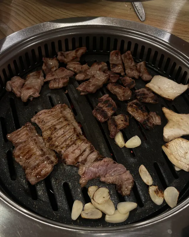 잘 구워진 갈매기살과 마늘