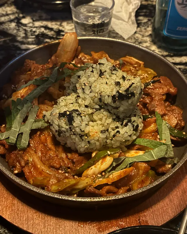 매콤달콤한 철판 치즈 닭갈비