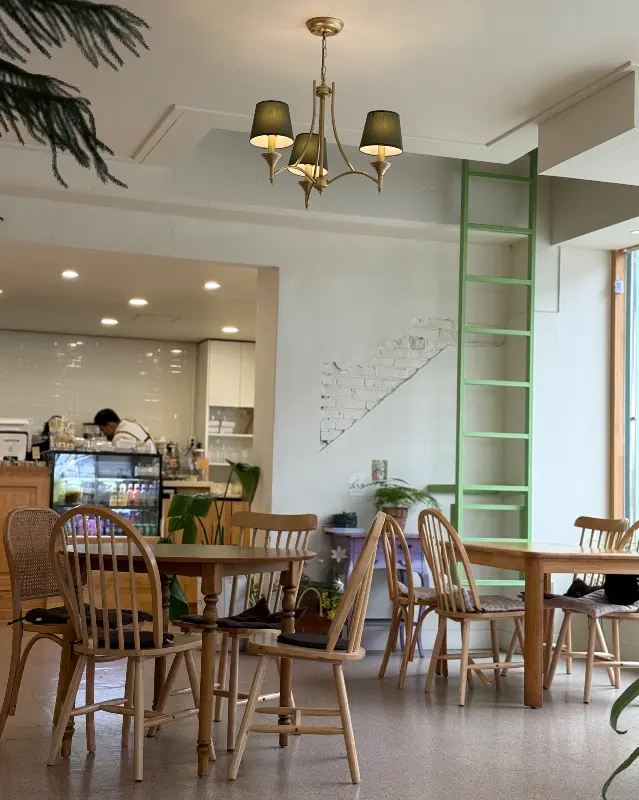 카페 내부 인테리어