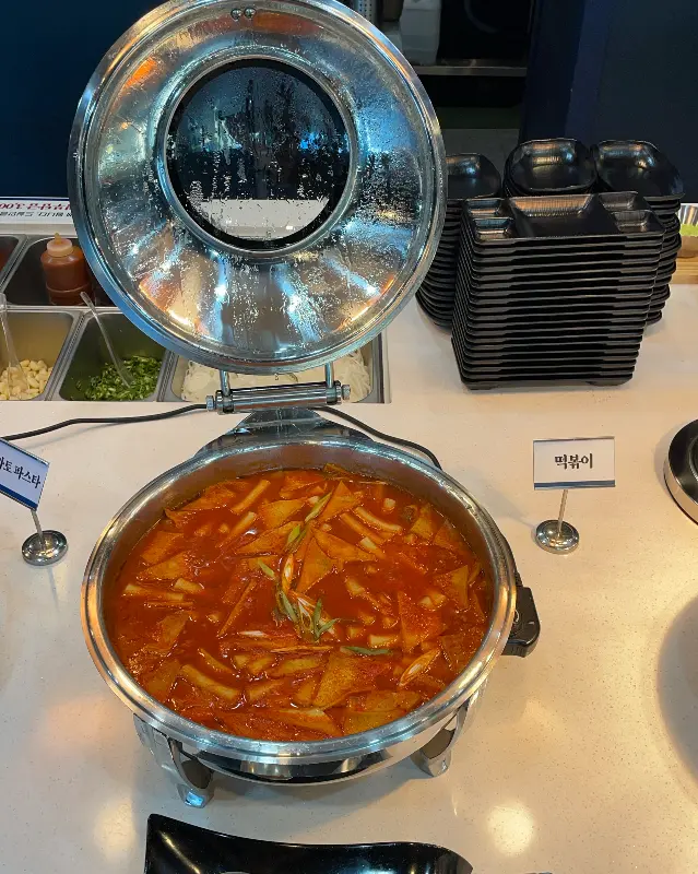 셀프바에 준비된 떡볶이