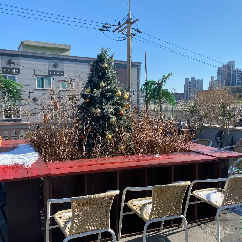 몽하스 루프탑의 크리스마스 트리