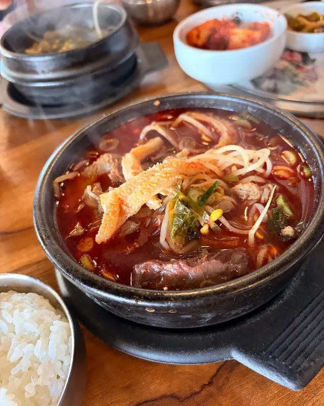 푸짐한 건더기가 인상적인 파평옥 해장국