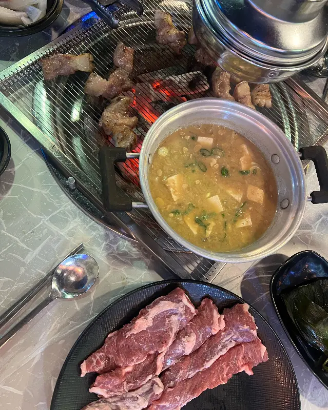 숯불 위에서 구워지는 고기와 곁들여 먹기 좋은 청국장