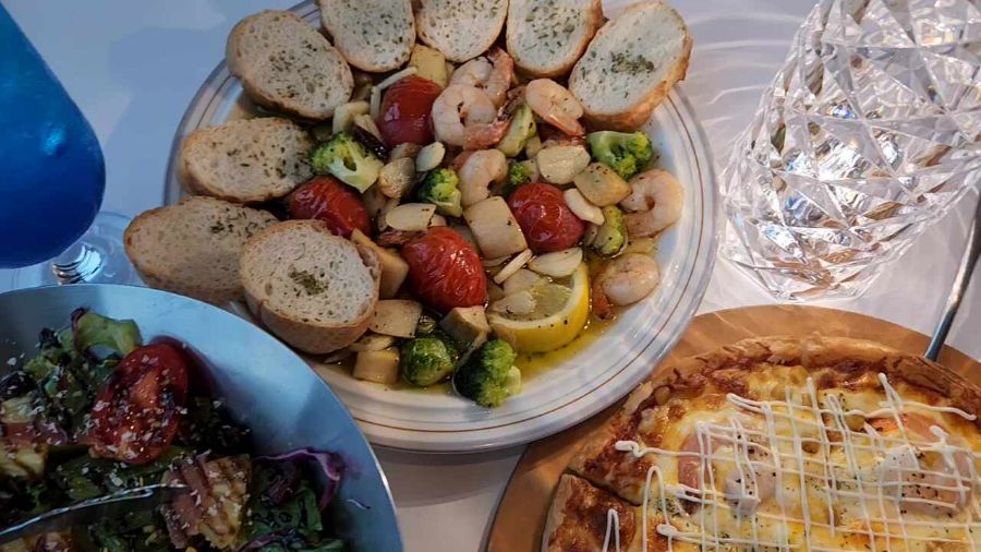 감바스, 샐러드, 피자의 조화