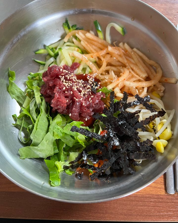 다채로운 색감의 육회비빔밥