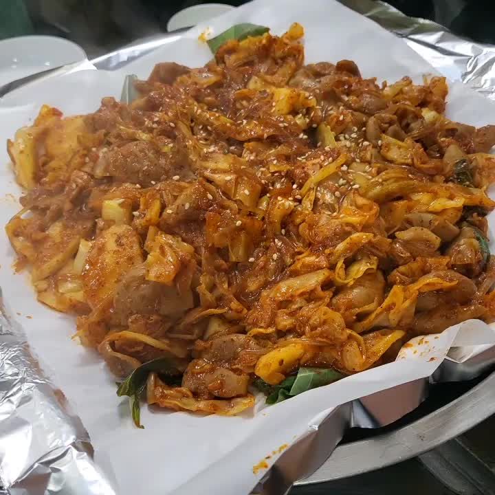 푸짐하게 담긴 야채곱창