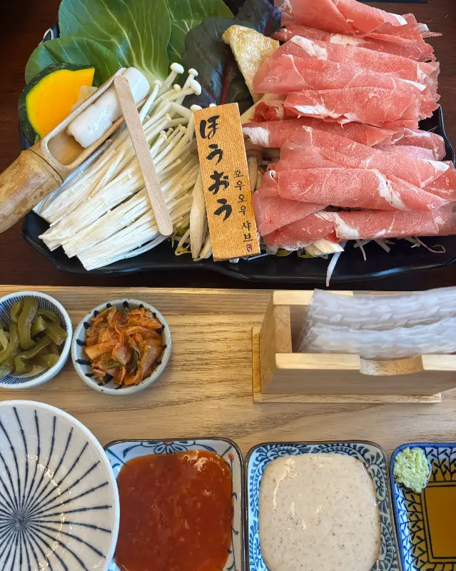 다양한 소스와 라이스 페이퍼