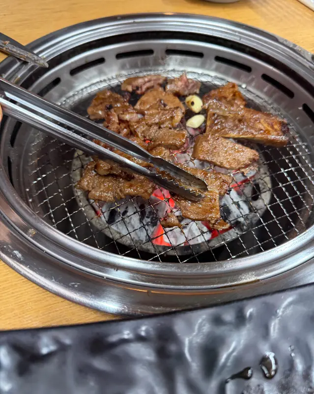 숯불 위에서 구워지는 돼지갈비