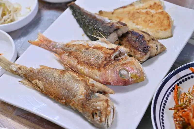 노릇하게 구워진 생선구이