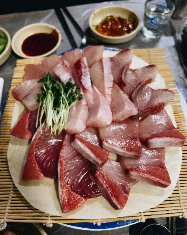 두툼하게 썰어져 신선함이 느껴지는 대방어회