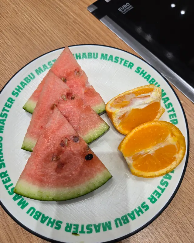 후식으로 제공되는 수박과 귤