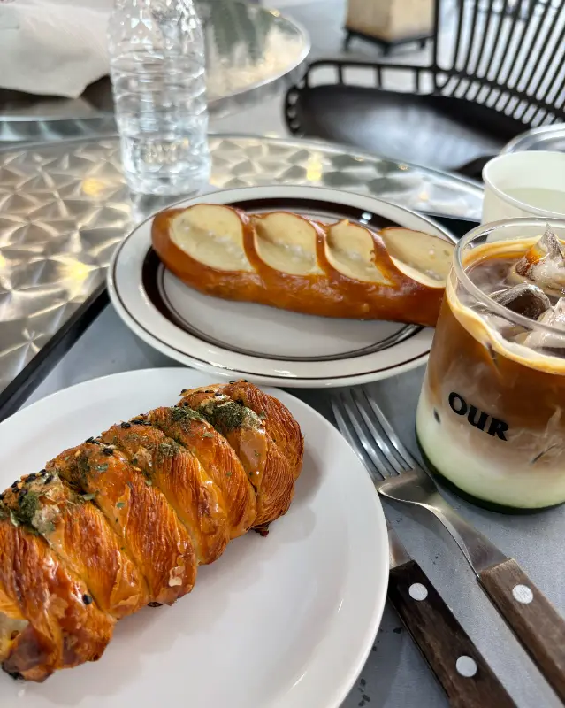 테이블 위에 놓인 다양한 빵과 음료