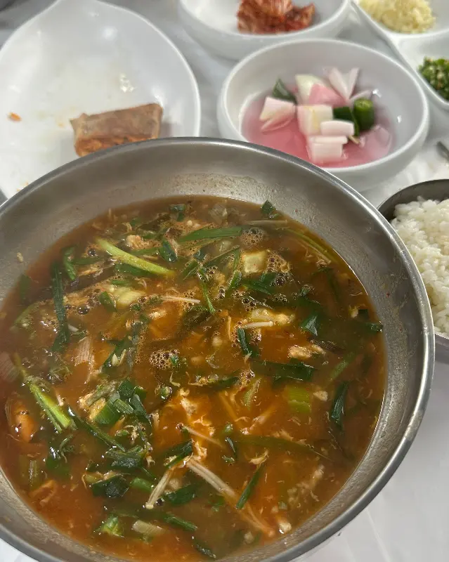 갓 만들어 따뜻한 김이 나는 모두부. 들깨 부추 소스와 함께 제공된다.