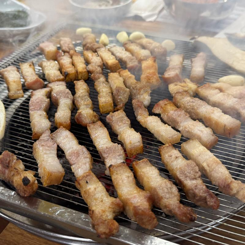 푸짐한 밑반찬과 함께 차려진 한 상 차림