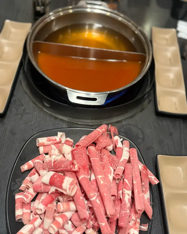 샤브샤브 육수와 신선한 소고기