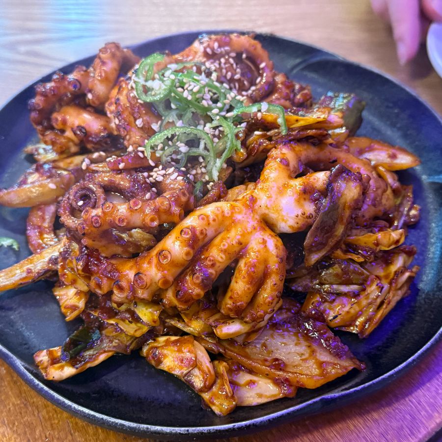 윤기가 좌르르 흐르는 낙지볶음