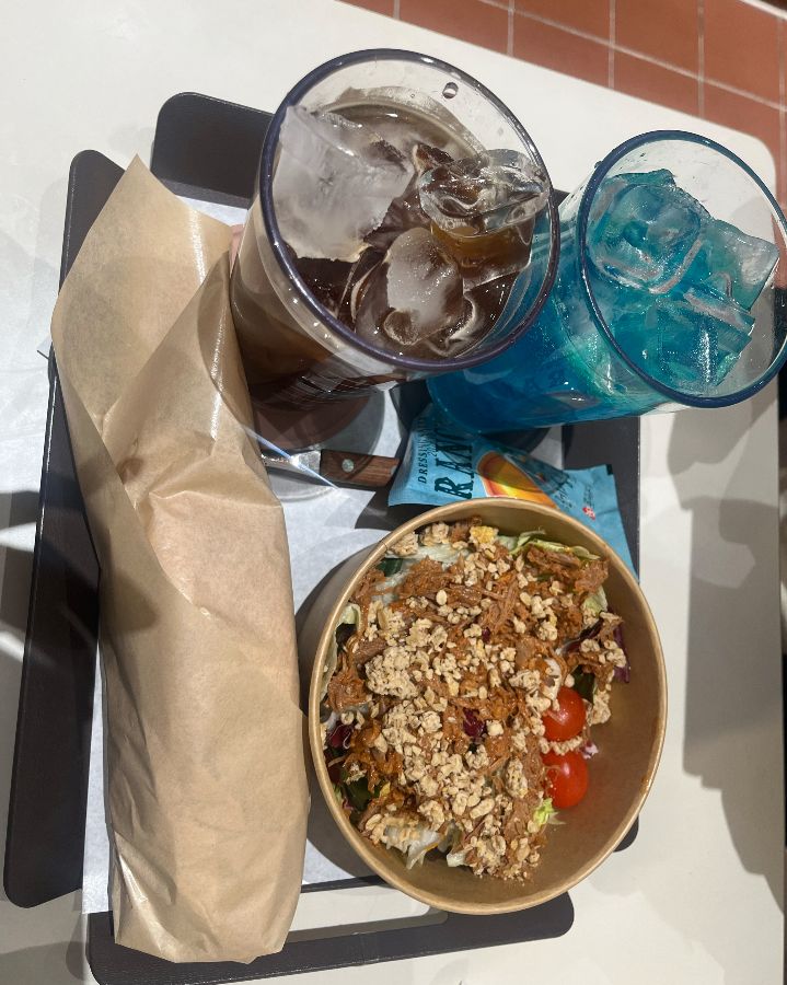 샌드위치와 음료가 함께 담긴 모습