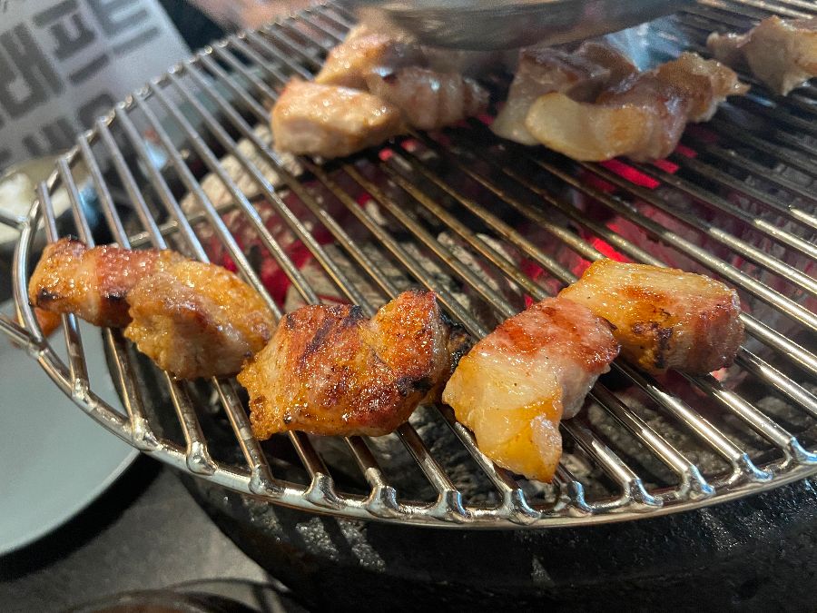 숯불 위에서 익어가는 고기