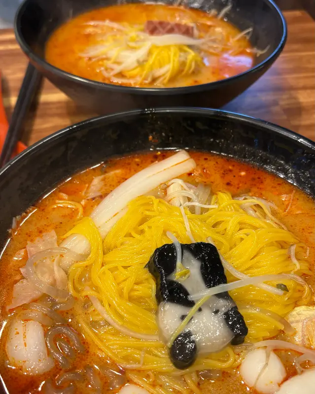 두 그릇 가득 담긴 마라탕