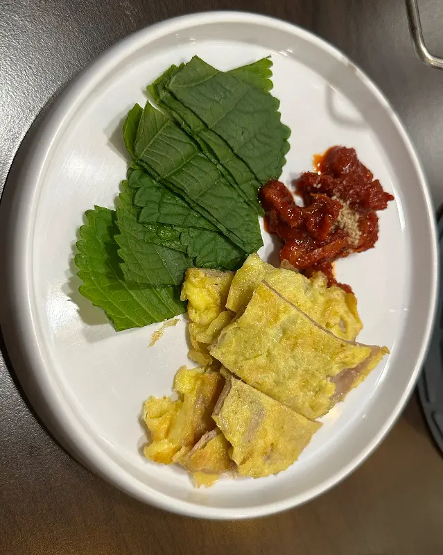 다채로운 밑반찬과 곁들여 먹는 한우