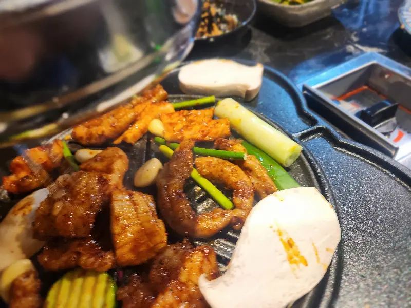 다양한 곁들임과 함께 구워지는 곱창