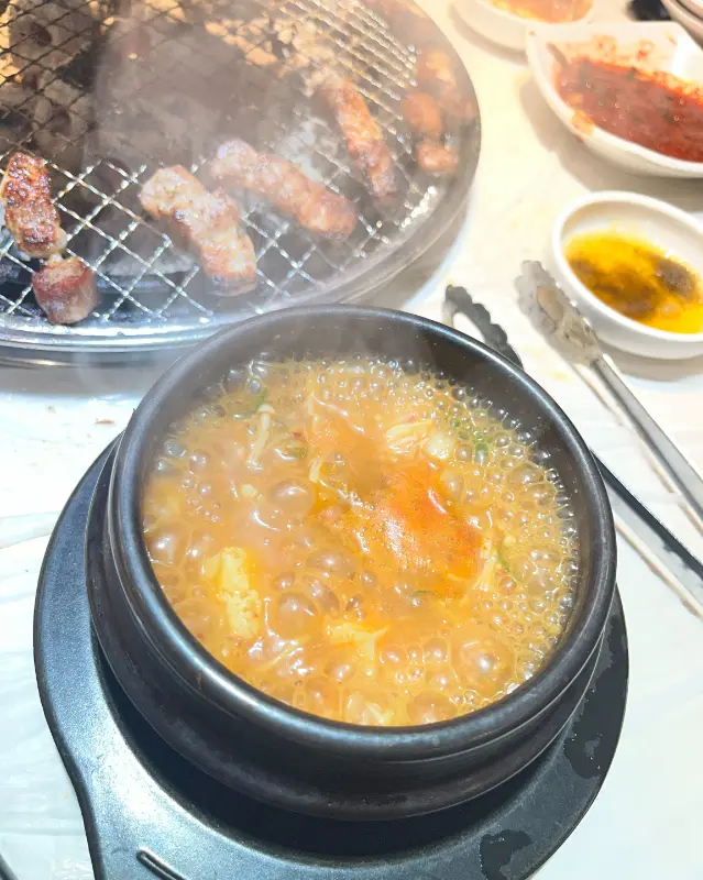 테이블 위에 놓인 된장찌개