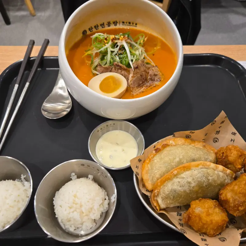 만두와 함께 제공되는 탄탄면 세트