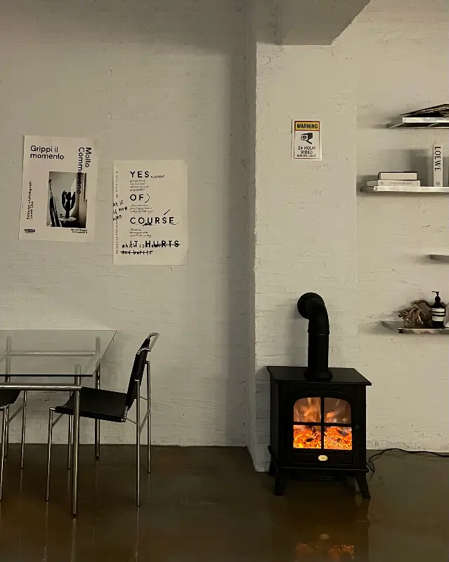 벽난로가 있는 지하 1층 공간