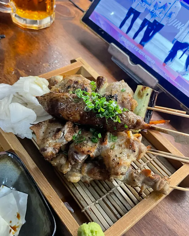 다양한 부위의 꼬치들이 보기 좋게 담겨 있는 야키토리 세트