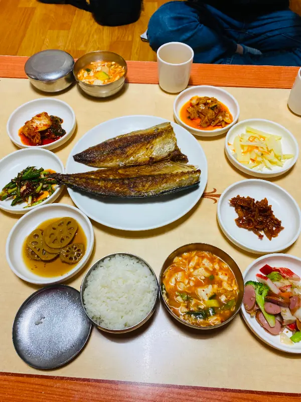 노릇노릇하게 구워진 고등어 구이